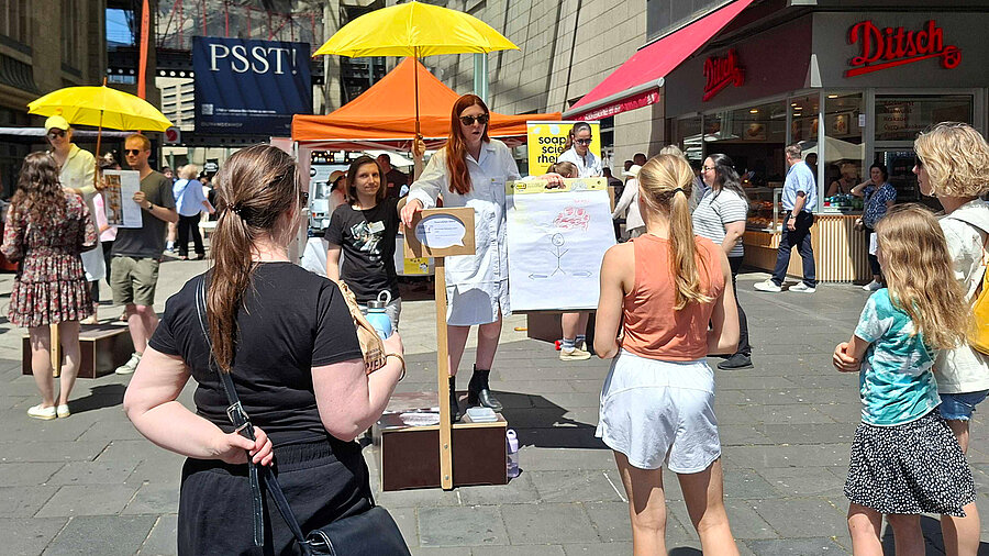 Forscherinnen bei Soapbox Science 2026