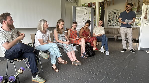 Eine Gruppe von Menschen unterhält sich.