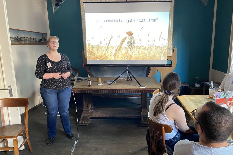 Svenja Augustin bei Pint of Science in einer Kneipe